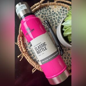 Stanley The neon classic legendary bottle 1.5 QT